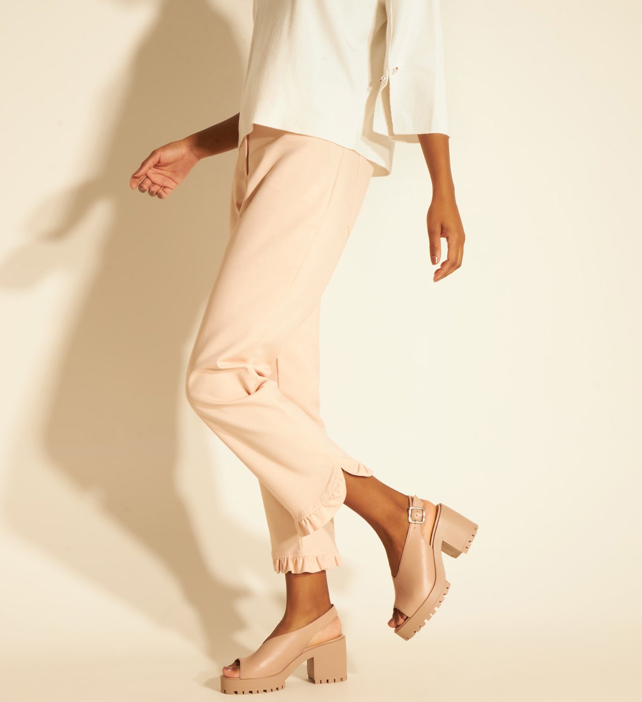 Sandália Rosa Couro Fechada Tratorada | Arezzo – Arezzo Barra do Garças